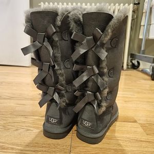 Gray triplet Bailey Bow Uggs